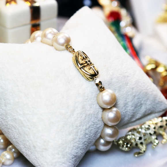 ⚜️ Vintage Givenchy Pearl Bracelet with Logo Clasp - Picture 6 of 16